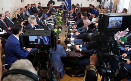 Ο κ. Μητσοτάκης καλείται να λάβει μια κρίσιμη απόφαση: να εξαντλήσει τον πολιτικό χρόνο ρισκάροντας περαιτέρω αποδυνάμωση, ή να προσφύγει άμεσα στις κάλπες