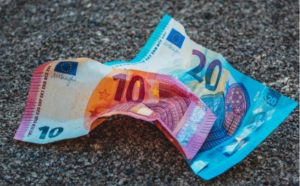 Οι ανατιμήσεις των τροφίμων αποτελούν τον μόνιμο βραχνά για τα νοικοκυριά την τελευταία πενταετία, καθώς οι τιμές τους έχουν αυξηθεί κατά 35%