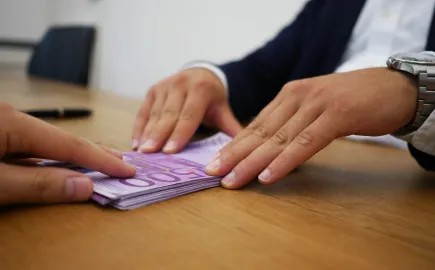 Νέο υψηλό 15ετίας για τις καταθέσεις – Επιβραδύνθηκε η πιστωτική επέκταση
