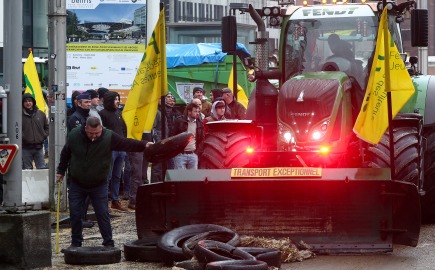 ΕΕ: Εκατοντάδες τρακτέρ στους δρόμους των Βρυξελλών