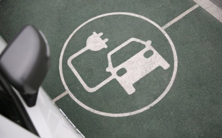 Ηλεκτροκίνηση, EVs charging - Image by freepik.com