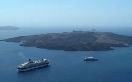 ΑΑΔΕ: Φοροδιαφυγή για ένα στα στα δύο τουριστικά σκάφη στη Σαντορίνη