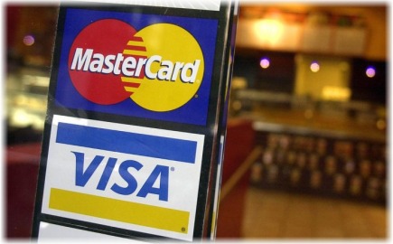 WSJ: Ιστορικός συμβιβασμός Visa και Mastercard με τους εμπόρους στις ΗΠΑ