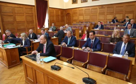 Κοινοβουλευτική μάχη για τη συνταγματική αναθεώρηση- Αντιπαράθεση Μητσοτάκη -Ανδρουλάκη