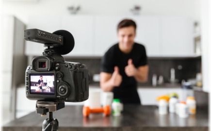 Η οικονομία των influencers ξεπέρασε το Χόλιγουντ - Και αυτό έμαθε να τους αγαπά