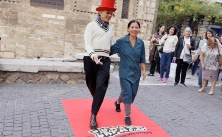 Ο Λ. Γαβαλάς μετατρέπει την Ερμού σε πασαρέλα με το «Κόκκινο Χαλί» και το ταμπεραμέντο του