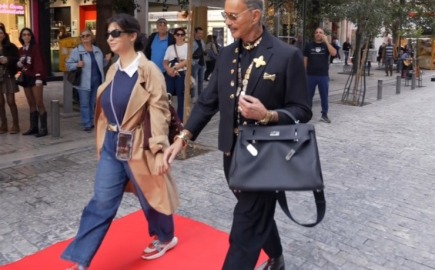 Ο Λάκης Γαβαλάς χαρίζει red carpet στιγμές στην καρδιά της Ερμού
