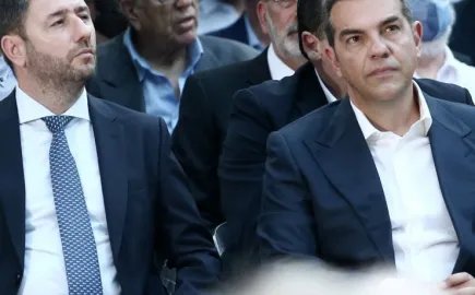 ΕΛΑΣ vs ΠΑΣΟΚ: Μια δημοσκόπηση έριξε «λάδι στη φωτιά» 