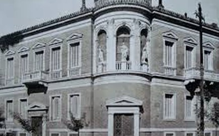 Παίρνει πίσω ακίνητα που πούληε το 2013 και συνεχίζει να τα χρησιμοποιεί πληρώνοντας ενοίκιο