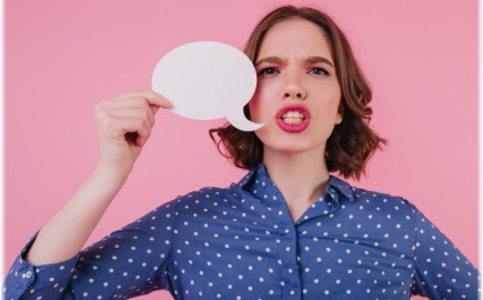 Από το "νάρκισσος" στο "woke" και το "τραυματικό": Όταν οι λέξεις αδειάζουν από νόημα