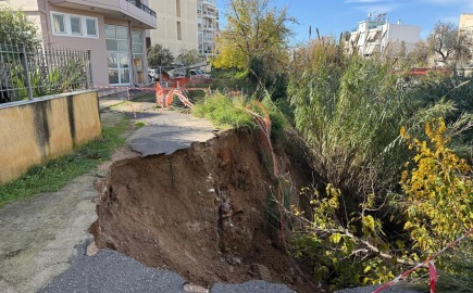 Καθίζηση 10 μέτρων στο ρέμα της Πικροδάφνης