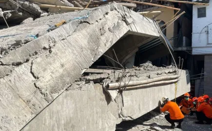 Ινδονησία: Χιλιάδες άνθρωποι εγκατέλειψαν τα σπίτια τους μετά τον ισχυρό σεισμό 