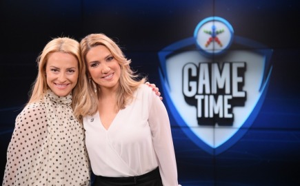 Η Έλενα Παπαβασιλείου βάζει γκολ στο ΟΠΑΠ Game Time με κλειστά μάτια