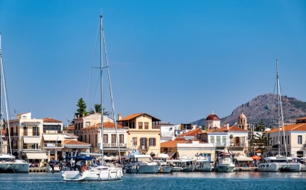 Η Αίγινα, η Σύρος και η Κέρκυρα καταγράφουν εντυπωσιακή άνοδο, ενώ ισχυροί πόλοι έλξης παραμένουν το Ηράκλειο, η Άνδρος, η Νάξος, τα Χανιά, η Σκύρος, η Κέα και η Μύκονος.