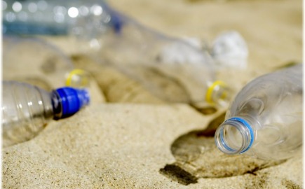 Τριπλάσια πλαστικά στο εμφιαλωμένο νερό από το νερό βρύσης!