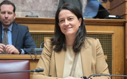 Κεραμέως σε αντιπολίτευση: Θέλουμε περισσότεροι εργαζόμενοι να προστατεύονται από ΣΣΕ;