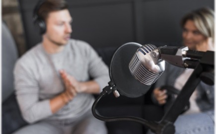 Η Apple μπαίνει δυναμικά στα video podcasts (με ads), απέναντι σε YouTube και Spotify