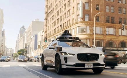 Waymo: Η πολιτική «ανάβει κόκκινο» στα robotaxi