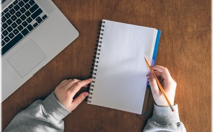 Η "αναγέννηση" του χειρόγραφου: Γιατί η "γενιά Άλφα" ξαναμαθαίνει γραφή με το χέρι