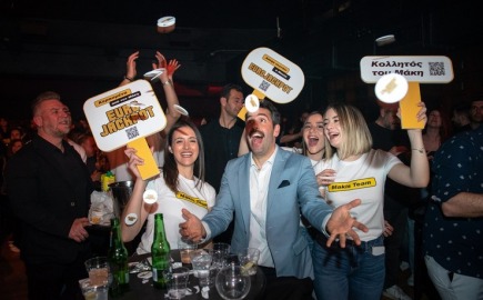 Η θεαματική εμφάνιση με τη λευκή λιμουζίνα και ο ξέφρενος χορός με τους Trashformers στη σκηνή