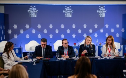 Η Δόμνα Μιχαηλίδου τόνισε τον κίνδυνο και την έκθεση που λαμβάνει η νέα γενιά. «Περνάμε την ευθύνη από τον γονέα στο κράτος. Η Ελλάδα δεν ακολουθεί, αλλά πρωτοπορεί στην Ευρώπη»