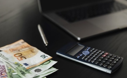 Κουτσουρεμένη και με σκληρούς όρους είναι η νέα ρύθμιση των 72 δόσεων των ληξιπρόθεσμων οφειλών και δύσκολα θα αποδειχτεί βιώσιμη