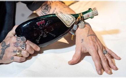 Ο Τζόνι Ντεπ λανσάρει ρούμι με φιάλη εμπνευσμένη από τα τατουάζ του - Τη σχεδίασε ο ίδιος