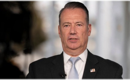 Αποχωρεί ο επικεφαλής της ICE μετά τη σκληρή εκστρατεία απελάσεων Τραμπ