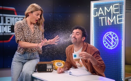 Ο δημοφιλής ηθοποιός σε ένα διπλό Challenge με άφθονο γέλιο