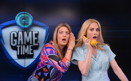 Η παρουσιάστρια του vidcast “Game On” περιγράφει πως πίνει νερό σε ρυθμούς τελικού Μουντιάλ