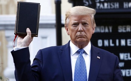 Ρήγματα στη θρησκευτική βάση Τραμπ, που τον επανέφερε στον Λευκό Οίκο