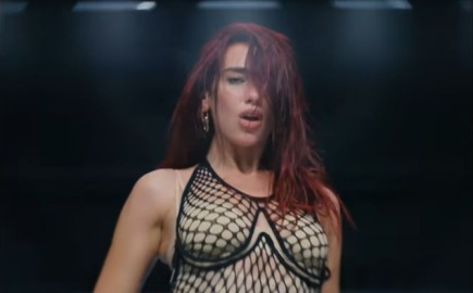 Η Dua Lipa διεκδικεί ποσό-μαμούθ από τη Samsung-Τι απαντά η εταιρεία 