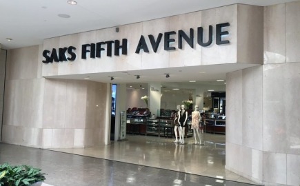 Saks: Μετά τη χρεοκοπία κάνει rebranding και ποντάρει στην πολυτέλεια