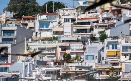 Τι προβλέπει η απόφαση της Κυβερνητικής Επιτροπής Στεγαστικής Πολιτικής για τα μέτρα κόστους 6,5 δισ. ευρώ που θα ληφθούυν έως και το 2035