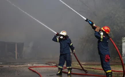 Πυρκαγιά Χαλκιδικής: Πυροσβέστης στο Κέντρο Υγείας Κασσανδρείας με αναπνευστικά προβλήματα