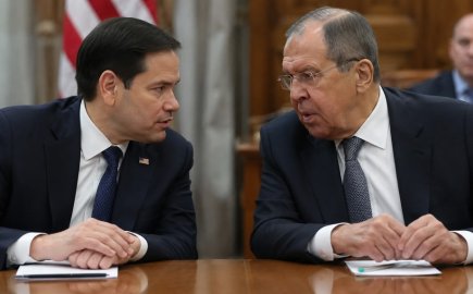 Οι υπουργοί Εξωτερικών των ΗΠΑ και της Ρωσίας συναντήθηκαν σήμερα στη Μανίλα στο περιθώριο συνόδου της ASEAN, με τον Σεργκέι Λαβρόφ να προειδοποιεί τον Μάρκο Ρούμπιο κατά της συνέχισης της "απαράδεκτης" παράδοσης όπλων στην Ουκρανία.