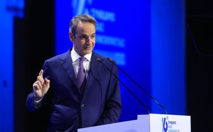 Στο Μέγαρο Μαξίμου συνεχίζονται οι επεξεργασίες, ενώ εξετάζονται διαφορετικά σενάρια, εναλλακτικές παρεμβάσεις και η δημοσιονομική δυνατότητα υλοποίησής τους.