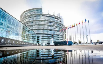 ΚΚΕ κατά ΕΕ και κυβέρνησης για τον 13ο-14ο μισθό: «Μόνιμος κόφτης» οι δημοσιονομικοί κανόνες