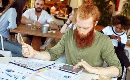 Η Gen Z χτίζει πλούτο στο χρηματιστήριο, όχι σε ακίνητα
