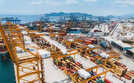 O ΟΛΠ προετοιμάζεται για εξαγορές και επέκταση πέρα από το λιμάνι του Πειραιά