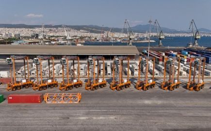 ΟΛΘ: Οκτώ νέα υβριδικά Straddle Carriers ενισχύουν τη δυναμική του λιμένα