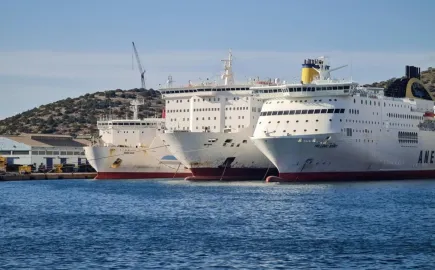 Οι ισχυροί άνεμοι φέρνουν ακυρώσεις και αλλαγές στα δρομολόγια - Απαγορευτικό σε Ραφήνα και Λαύριο