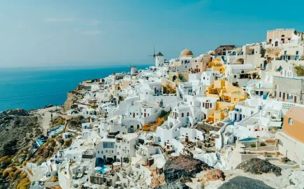 Σαντορίνη: Από τις μόλις 75 κλίνες, χωρίς λιμάνι και δύο παραλίες, σε παγκόσμιο προορισμό
