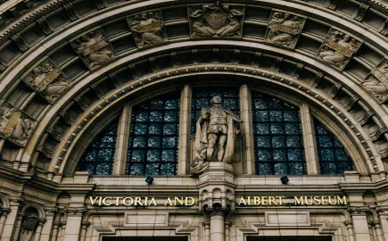 Βρετανία: Οι εργαζόμενοι του Victoria and Albert Museum απεργούν για μισθούς και καλύτερες συνθήκες εργασίας