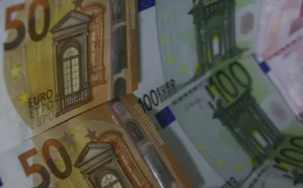 Πάνω από τα επίπεδα της μνημονιακής περιόδου παραμένουν οι ληξιπρόθεσμες οφειλές σε προμηθευτές και φορολογούμενους