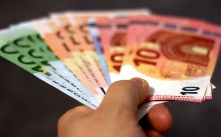 Alpha Bank: Ευνοϊκές οι προοπτικές για το εισόδημα και την περιουσία των ελληνικών νοικοκυριών