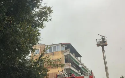 Κέρκυρα: Ισχυρή νεροποντή έπληξε το νησί - Πολυκατοικία «χτυπήθηκε» από κεραυνό
