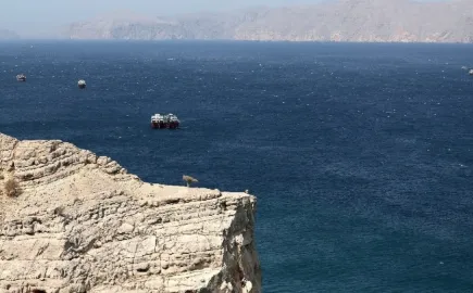 Στο κόκκινο το Στενό του Ορμούζ: Ιράν και ΗΠΑ κλιμακώνουν τη σύγκρουση με πλήγματα σε πλοία