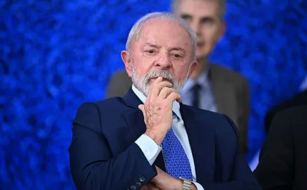 Βραζιλία: Αμφίρροπη η αναμέτρηση Λούλα-Μπολσονάρου 