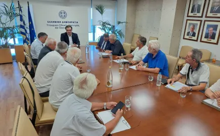 Συνάντηση Πιερρακάκη με συνταξιούχους – Στο τραπέζι επίδομα 400 ευρώ και αλλαγές στην ΕΑΣ